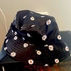 Alice & Olivia daisy print reversible bucket hat!